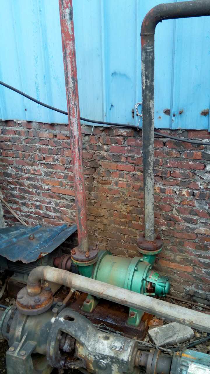 水環(huán)式真空泵型號SZ-2安裝不合理現(xiàn)場圖&mdash;&mdash;排水排氣管太高